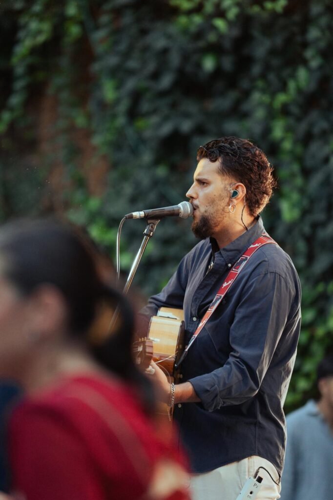 Foto de cantante de la banda cantando con guitarra
