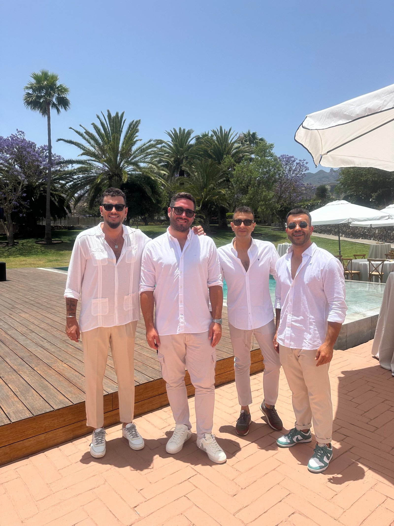 Grupo musical de frente con camisas blancas