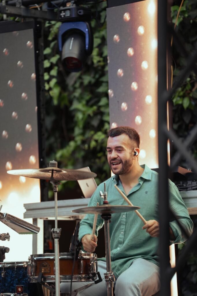 Foto de baterista de la banda