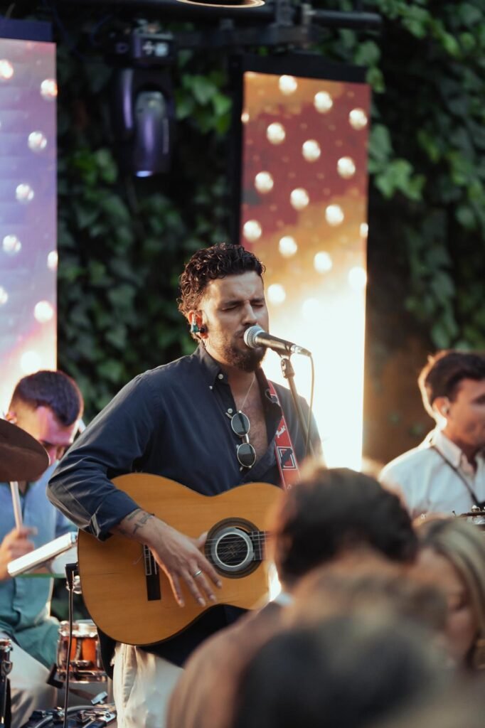 Foto de cantante de la banda cantando con guitarra