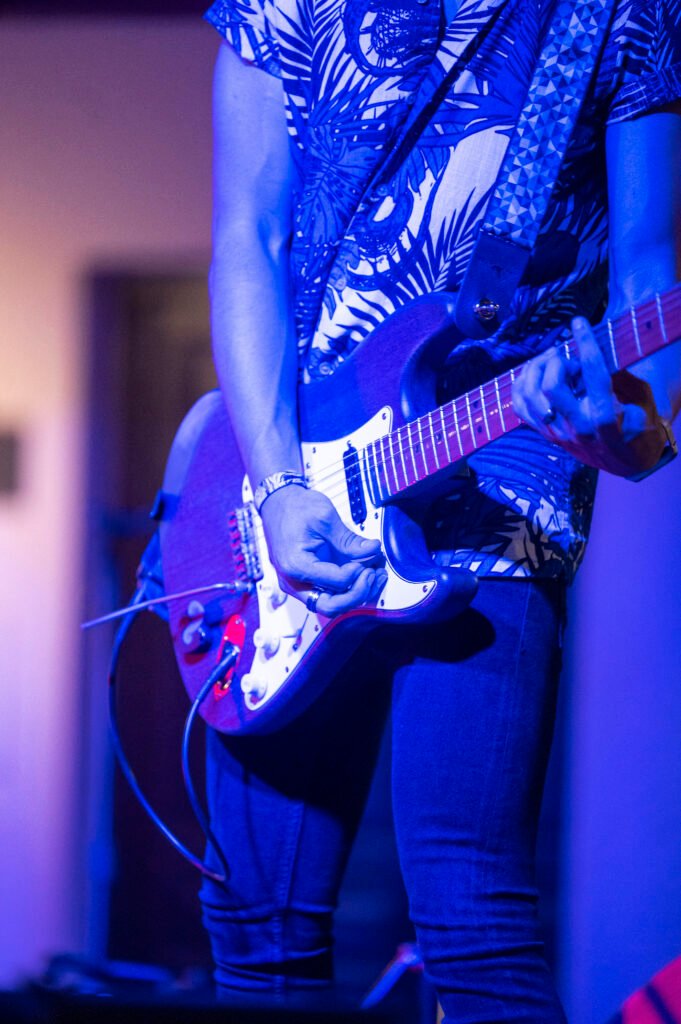 Guitarrista tocando una canción de rock en show nocturno