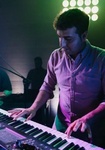 Persona tocando piano en un escenario